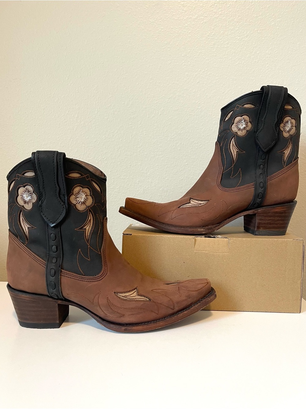 NWOT Circle G by Corral Snip Toe Shortie Ankle Boots - Floral Inlay & Navy - 8M